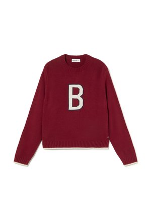 Suéter de punto rojo con una letra "B" blanca y azul marino en el frente, cuello redondo acanalado y puños con un dobladillo de color claro.