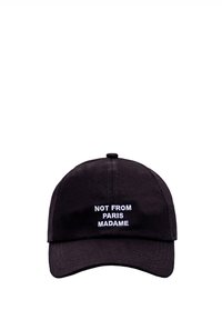 Cappellino da baseball in cotone nero con testo ricamato bianco "NOT FROM PARIS MADAME" sul davanti. Visiera curva e cintura regolabile.