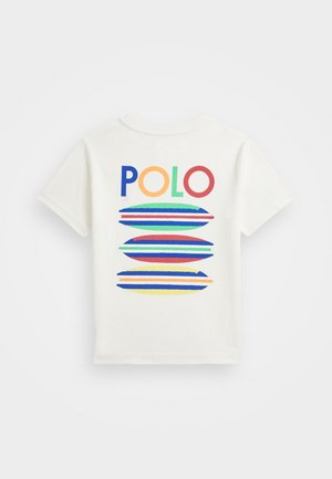 Biała, krótka koszulka z kolorowym napisem "POLO" i grafiką deski surfingowej w zielonym, niebieskim, pomarańczowym i czerwonym kolorze.