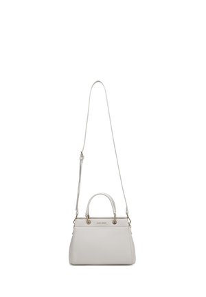Sac à main structuré blanc avec des poignées courtes et une longue bandoulière réglable, ferrures dorées et détail discret du logo à l'avant.