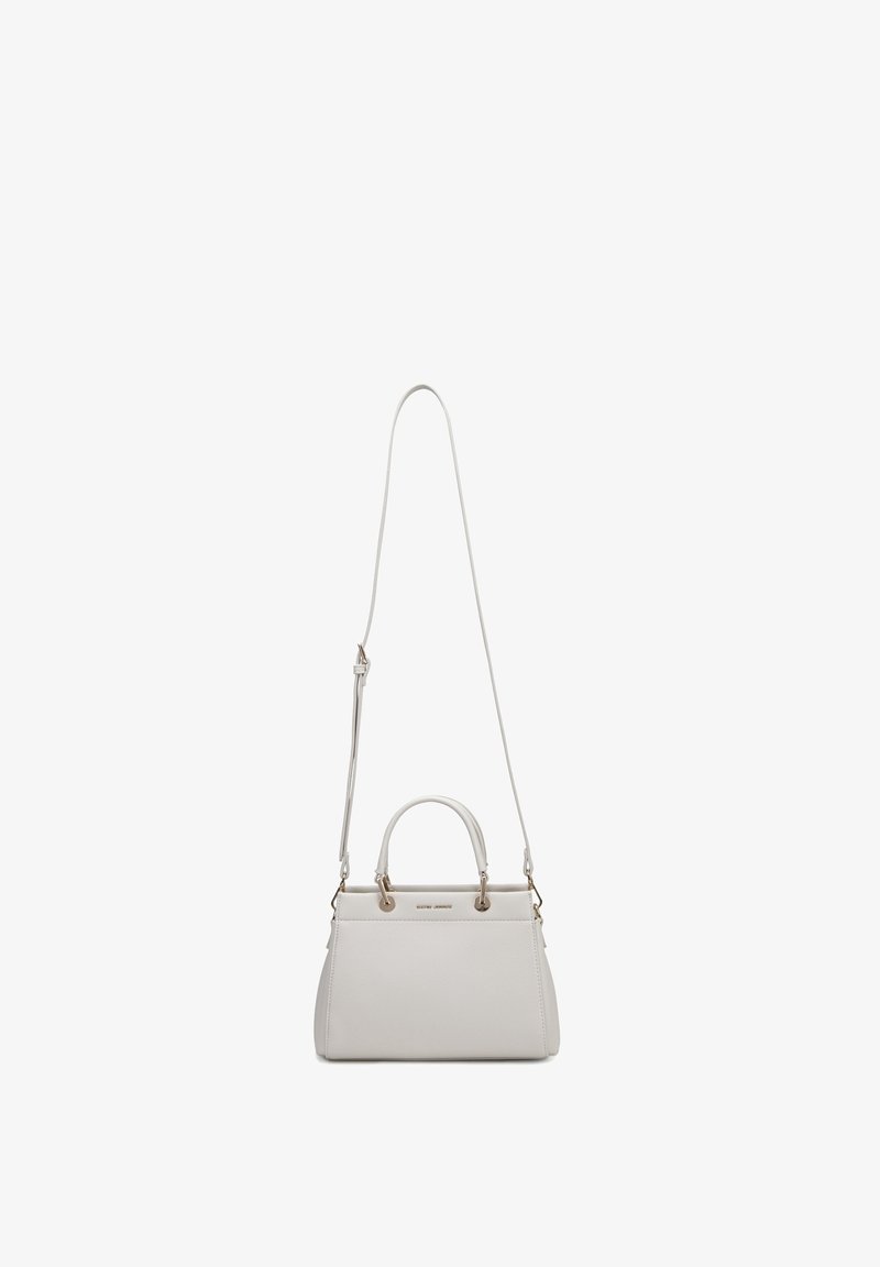 Sac à main structuré blanc avec des poignées courtes et une longue bandoulière réglable, ferrures dorées et détail discret du logo à l'avant.