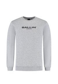 Grijze trui met lange mouwen, ronde hals en gestructureerde mouwen. Heeft een "BALLIN" logo in het zwart aan de voorkant. Zachte stof.