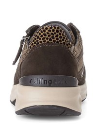 Zapatilla de ante marrón y malla con suela beige, que presenta un upper texturizado, cierre con cremallera y la marca "rollingsoft" en el talón.