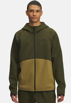 Groene hoodie met een ritssluiting aan de voorkant, voorzien van een donkerder groene bovenkant en een lichtgroene onderkant, gemaakt van zacht textuurstof.