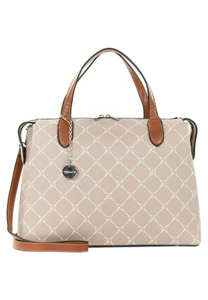 Beige Handtasche mit weißem Diamantmuster, braunen Ledergriffen und abnehmbarem braunen Schulterriemen, mit kleinem rundem silbernem Anhänger.