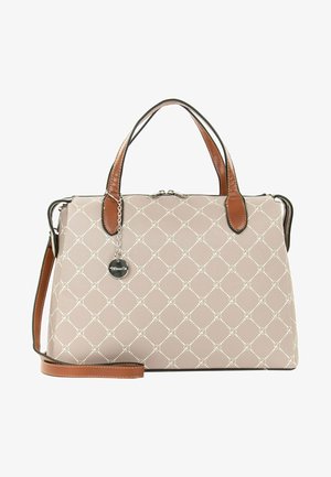 Beige Handtasche mit weißem Diamantmuster, braunen Ledergriffen und abnehmbarem braunen Schulterriemen, mit kleinem rundem silbernem Anhänger.