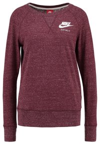 Bordový svetr Nike z texturované látky s kulatým výstřihem, dlouhými rukávy a bílým logem "JUST DO IT" vytištěným vpředu.