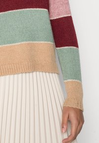 Sweter robiony na drutach z wielokolorowymi poziomymi paskami w burgundzie, zieleni, różu i beżu; dopasowane rękawy; teksturowany materiał; ściągacz u dołu.