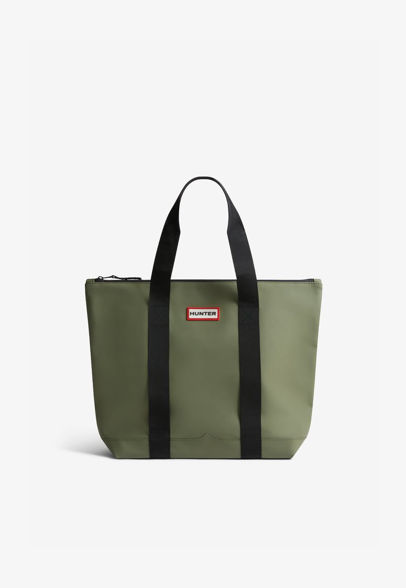 Saco de ombro impermeável verde com alças pretas, fecho de zíper e um logo em vermelho e branco na parte da frente. Textura lisa, forma retangular.