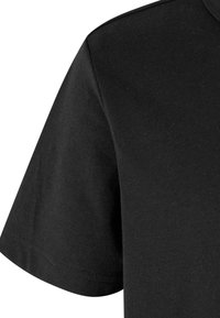 Melns kokvilnas T-krekls ar īsām piedurknēm, mīksta, teksturēta apdare. Apakšējā daļa ir apaļa ar tīru, stitched malu.