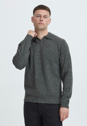 Grå genser i pullover-stil laget av strukturert strikket stoff, med krage, lange ermer og en tettsittende nederkant. Minimalistisk design uten synlige mønstre.