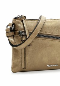 Borsa a tracolla in pelle metallizzata oro con finitura texture, dettagli neri e tasca frontale con zip. Presenta una tracolla regolabile.