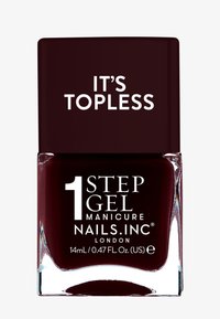 Bordeaux kleurige gel nagellak in een rechthoekige glazen fles met een vierkante dop. Het etiket zegt "1 STAP GEL MANICURE NAILS.INC LONDON IT'S TOPLESS."