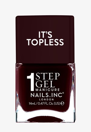 Bordeaux kleurige gel nagellak in een rechthoekige glazen fles met een vierkante dop. Het etiket zegt "1 STAP GEL MANICURE NAILS.INC LONDON IT'S TOPLESS."