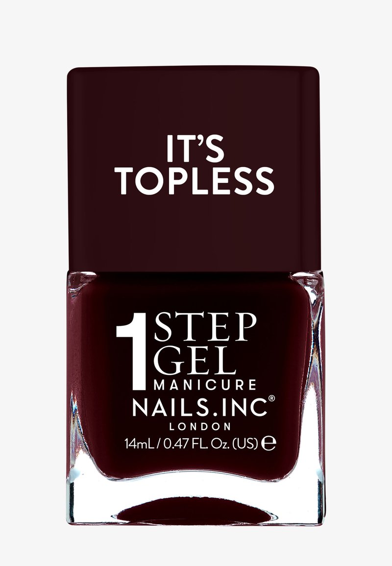 Bordeaux kleurige gel nagellak in een rechthoekige glazen fles met een vierkante dop. Het etiket zegt "1 STAP GEL MANICURE NAILS.INC LONDON IT'S TOPLESS."