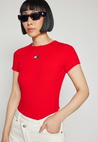 Tommy Jeans SLIM BADGE TEE - Jednoduché tričko - deep crimson