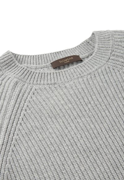 Hellgrauer Strickpullover mit Rippenstruktur, rundem Halsausschnitt und einem braunen Etikett mit der Aufschrift "SLOWEAR ZAMONE."