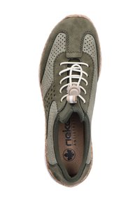 Sneaker verde in suede e mesh con lacci bianchi e lati perforati. Presenta una soletta in sughero e una suola in gomma marrone chiaro.