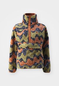 Fleecová mikina ve vlnkovém vzoru v zelené, oranžové a tmavě modré barvě, s vysokým límcem, zapínáním na knoflíky a přední kapsou. Měkká, strukturovaná tkanina.