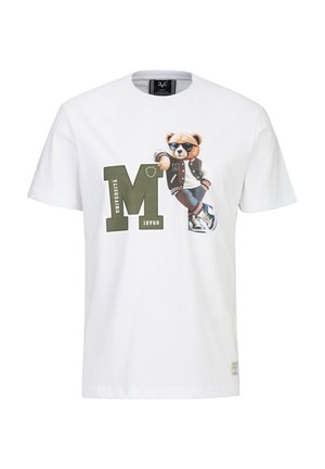Weißes T-Shirt mit kurzen Ärmeln, darauf ein großes grünes "M", ein Cartoon-Bär mit Sonnenbrille, einer Jacke, Jeans und Turnschuhen, der sich an den Buchstaben lehnt.