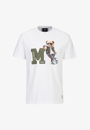Weißes T-Shirt mit kurzen Ärmeln, darauf ein großes grünes "M", ein Cartoon-Bär mit Sonnenbrille, einer Jacke, Jeans und Turnschuhen, der sich an den Buchstaben lehnt.
