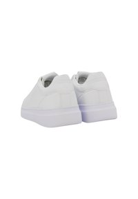 Sneaker bianche con superficie liscia, forma arrotondata e suola imbottita. La parte posteriore presenta un logo in rilievo discreto e nessun motivo.