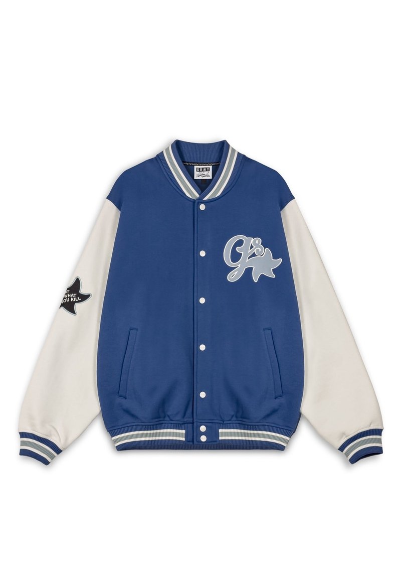 Blauwe en witte varsity jas met contrasterende mouwen, geribbeld kraag en manchetten. Voorzien van een logo en een patch op de linkermouw.