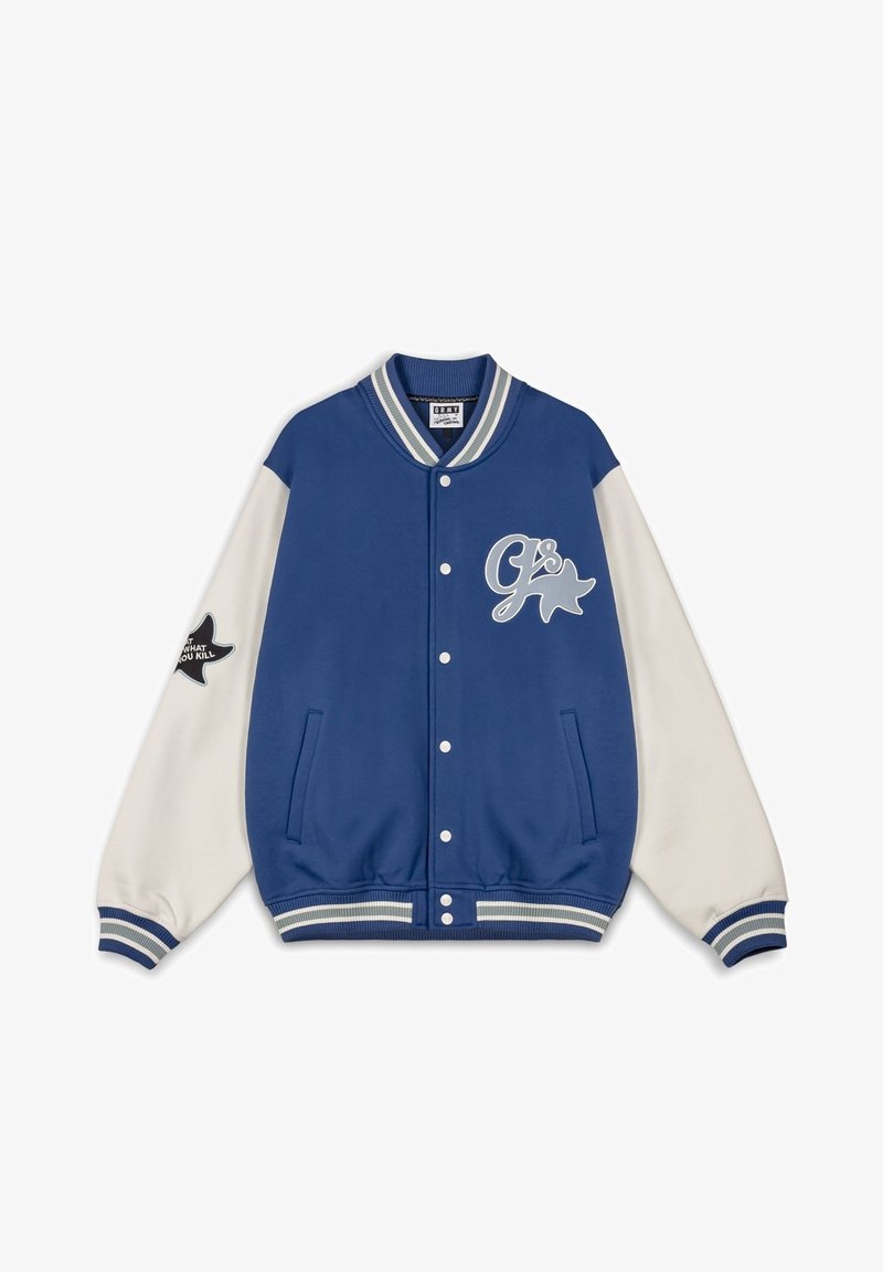 Blauwe en witte varsity jas met contrasterende mouwen, geribbeld kraag en manchetten. Voorzien van een logo en een patch op de linkermouw.