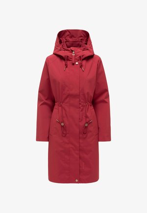 Impermeabile lungo rosso con cappuccio regolabile, zip frontale, bottoni a scatto e coulisse in vita e sulle tasche, mostrato su sfondo bianco.