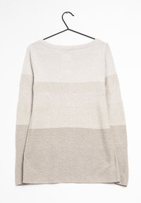 Maglione lavorato a maglia beige e grigio chiaro su una gruccia nera. Presenta maniche lunghe, un ampio scollo e strisce orizzontali colorate.