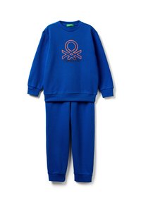 Niebieska bluza z kapturem oraz dopasowane spodnie z pomarańczowym logo Benetton umieszczonym centralnie na bluzie, ze ściągaczami na mankietach i kołnierzu.