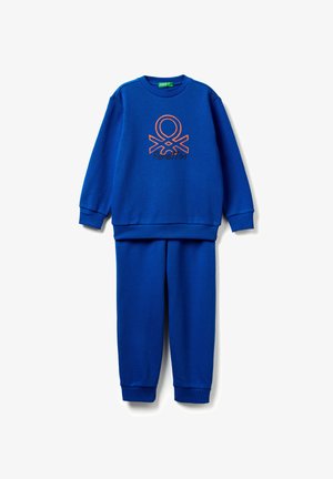 Modrá mikina a souprava kalhot se shodnou barvou, s oranžovým logem Benetton uprostřed mikiny, žebrované manžety a límec.