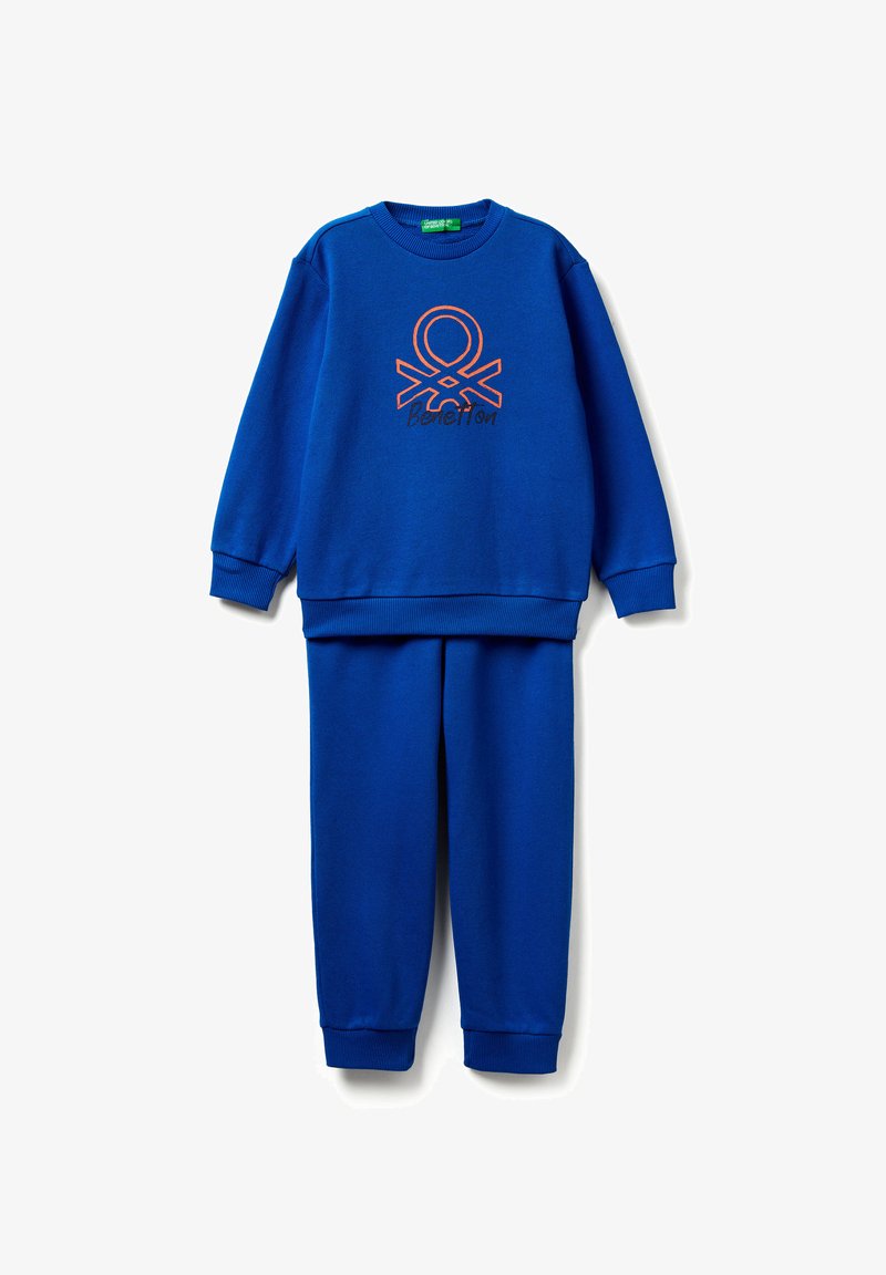 Niebieska bluza z kapturem oraz dopasowane spodnie z pomarańczowym logo Benetton umieszczonym centralnie na bluzie, ze ściągaczami na mankietach i kołnierzu.