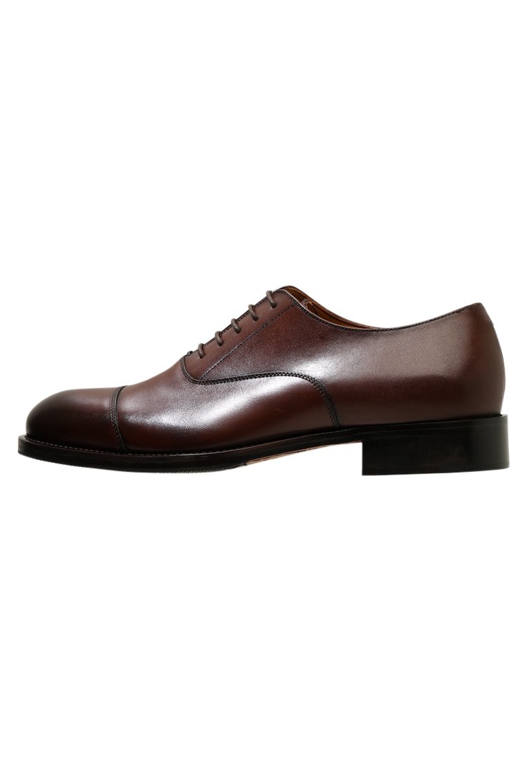J.LINDEBERG HOPPER TOE PORT Eleganta snörskor brown Till herr från J Lindeberg, en brun känga.