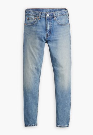 Jeans de denim azul claro com corte reto, design de cinco bolsos e costura laranja em contraste. Apresenta um fecho com botão e zip.