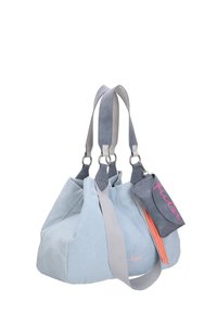 Borsa tote in tela blu con manici in pelle scamosciata grigia, dotata di un logo rosa, una pochette attaccata con cerniera arancione e una finitura testurizzata.