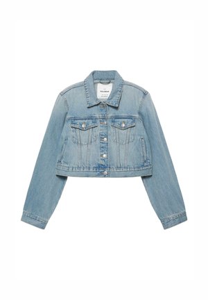 Jasnoniebieska krótka kurtka dżinsowa zapinana na guziki, z dwoma patkowymi kieszeniami na piersi i długimi rękawami, ułożona płasko na białym tle.