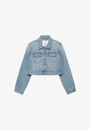 Svetlomodrá krátka džínsová bunda s gombíkovým zapínaním vpredu, dvoma náprsné klapky a dlhými rukávmi, položená na bielom pozadí.