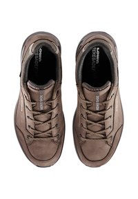 Braune Wildlederschuhe mit strukturiertem Finish, ausgestattet mit schwarzen Schnürsenkeln, verstärkten Nähten und einer Gummisohle, die für den Einsatz im Freien konzipiert sind.