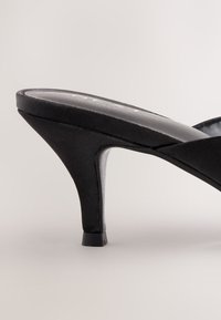 Next REGULAR FIT - FOREVER COMFORT CHISEL CLOSED TOE - Papuci înalți - black