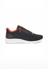 Scarpa sportiva nera con tomaia in mesh testurizzato, dettagli rossi e suola bianca. Presenta lacci e logo di lato.