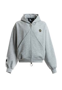 Sudadera con cremallera gris, fabricada en una tela suave, que cuenta con capucha, cierre frontal con cremallera y un parche con un logo redondo en el pecho. Diseño acortado con puños acanalados.