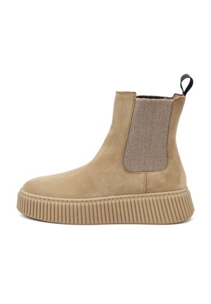 Bottine en suède beige à cheville avec panneau latéral élastique, semelle en caoutchouc texturée, languette au talon et design à bout arrondi.