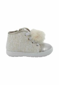 Stivaletto in tessuto beige con accenti metallici, upper testurizzato, punta rotonda, dettaglio pom-pom peloso e suola in gomma bianca.