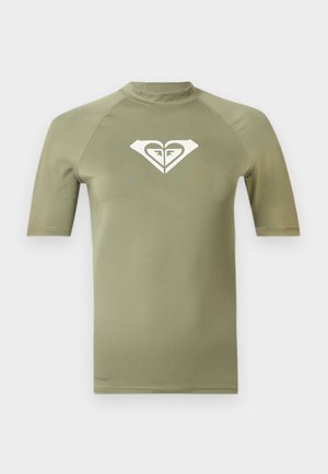 Olivengrønn kortermet rash guard med høy hals og hvit stilisert hjerte-logo på brystet.