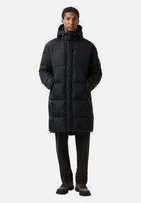 Sort, lang dynejakke med høj krave, lynlåsført front, sidelommer og justerbar snøre i hætten; har quiltet mønster.