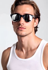 Occhiali da sole neri con lenti riflettenti, forma squadrata e dettagli in metallo, indossati da un modello in una canotta bianca su uno sfondo chiaro.