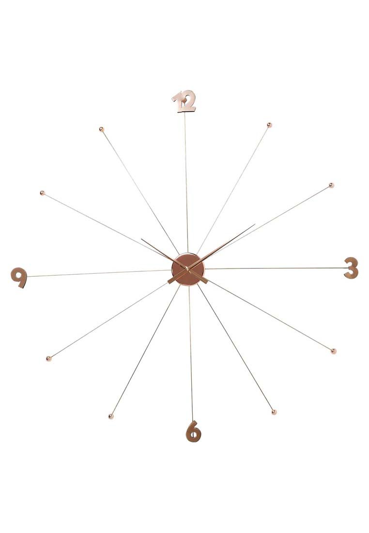 Wandklok met een ronde rosegouden wijzerplaat in het midden; slanke metalen wijzers en een minimalistisch ontwerp; cijfers op de posities 12, 3, 6 en 9.