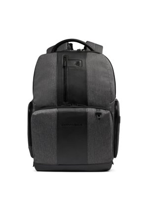 Zaino grigio scuro e nero con più scomparti con cerniera, una maniglia superiore e spallacci imbottiti, in piedi su uno sfondo bianco.