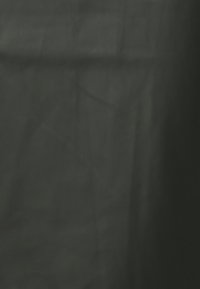 Tela negra con una textura suave y mate, que presenta ligeros pliegues y arrugas, creando una apariencia superficial simple y uniforme.